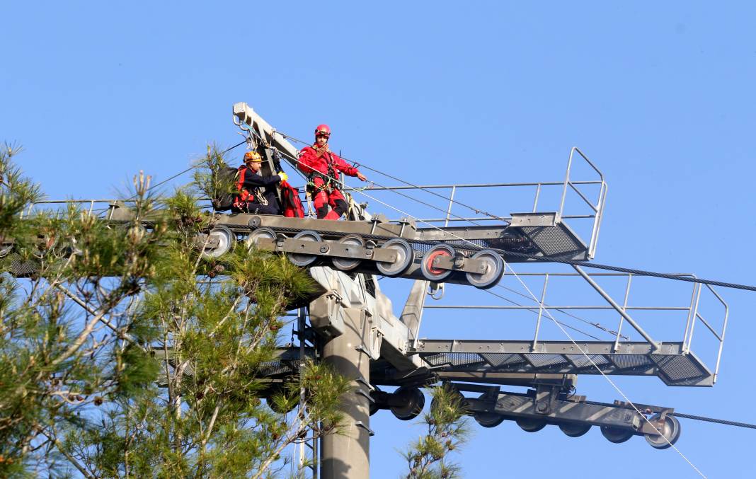 Antalya'daki Teleferik Kazasından Nefes Kesen Görüntüler! Beşik Gibi Sallanan Kabinlerde Metrelerce Yükseklikte Zamanla Yarış 20